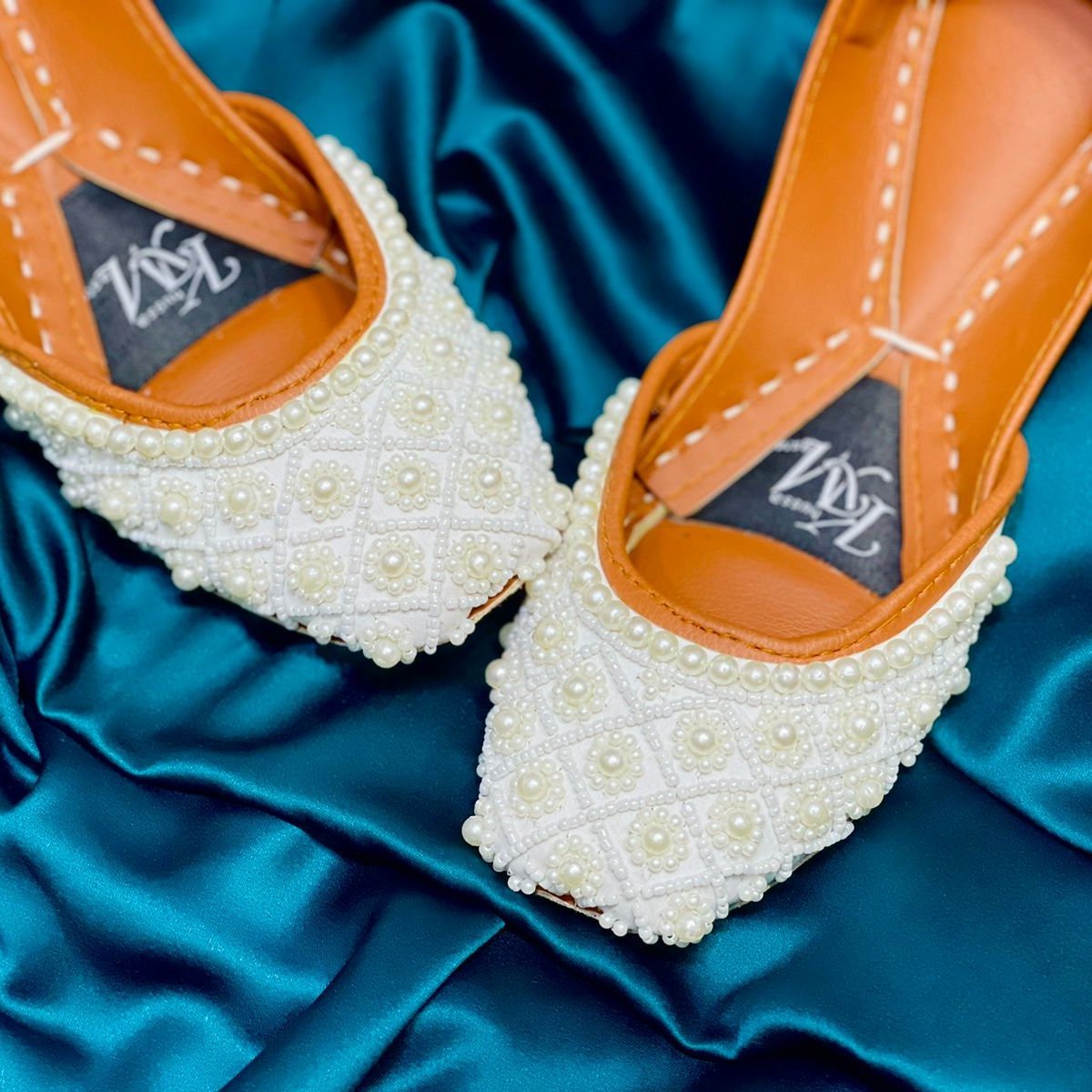 PULSEE WHITE - Khussa Master