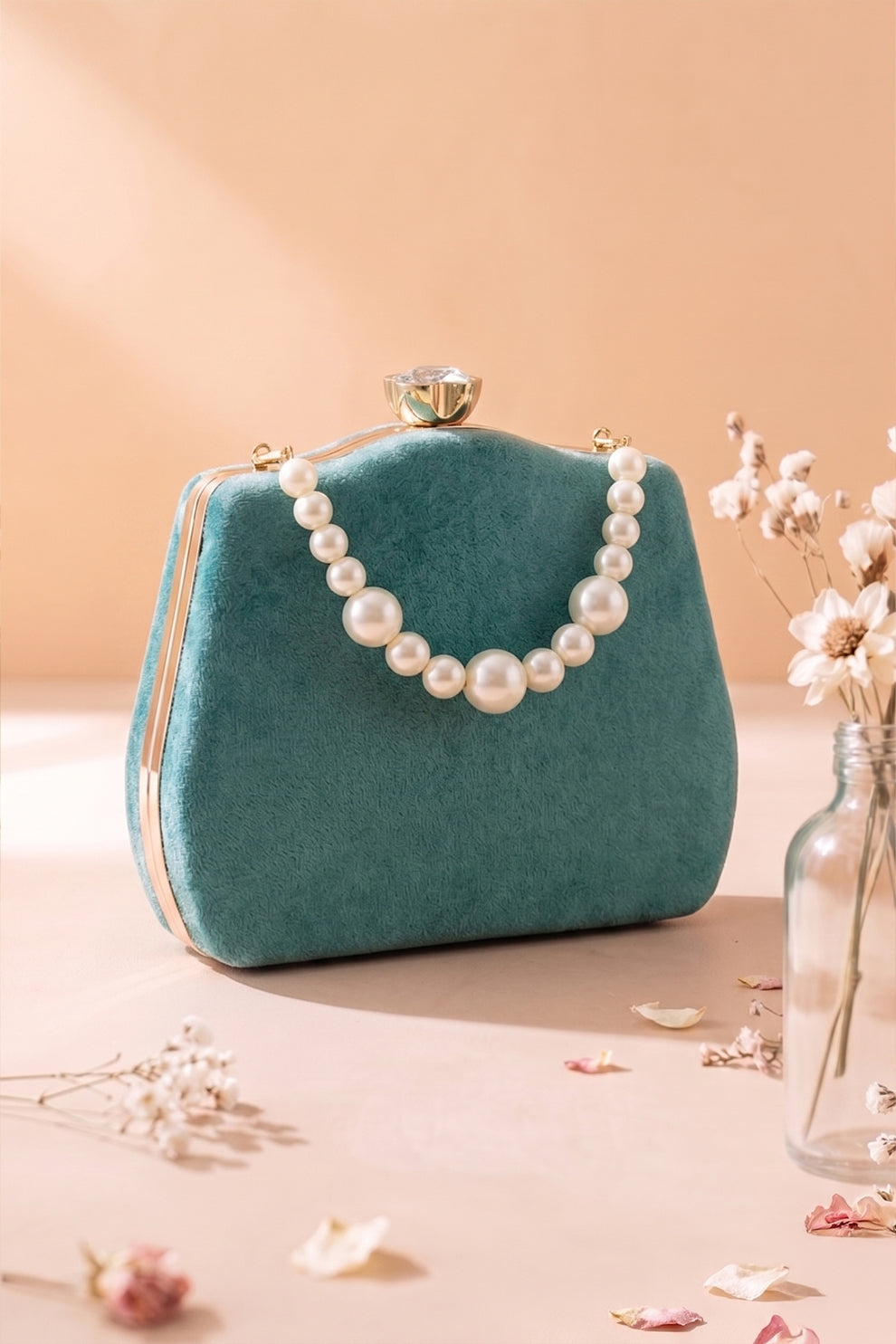 Trendy affordable women Clutch Purse bags. Clutches Collection Fineur Online Pakistan