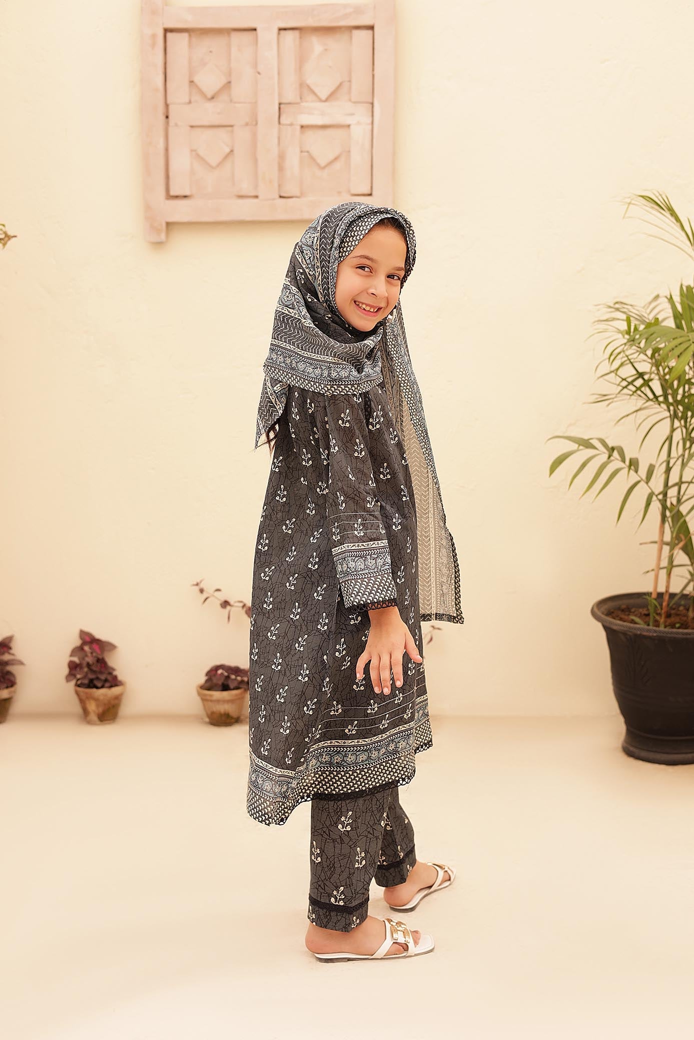 Woman Girl Oswah Shifa Embroidered Cutwork Lawn Shirt kurti Dupatta Printed Trouser