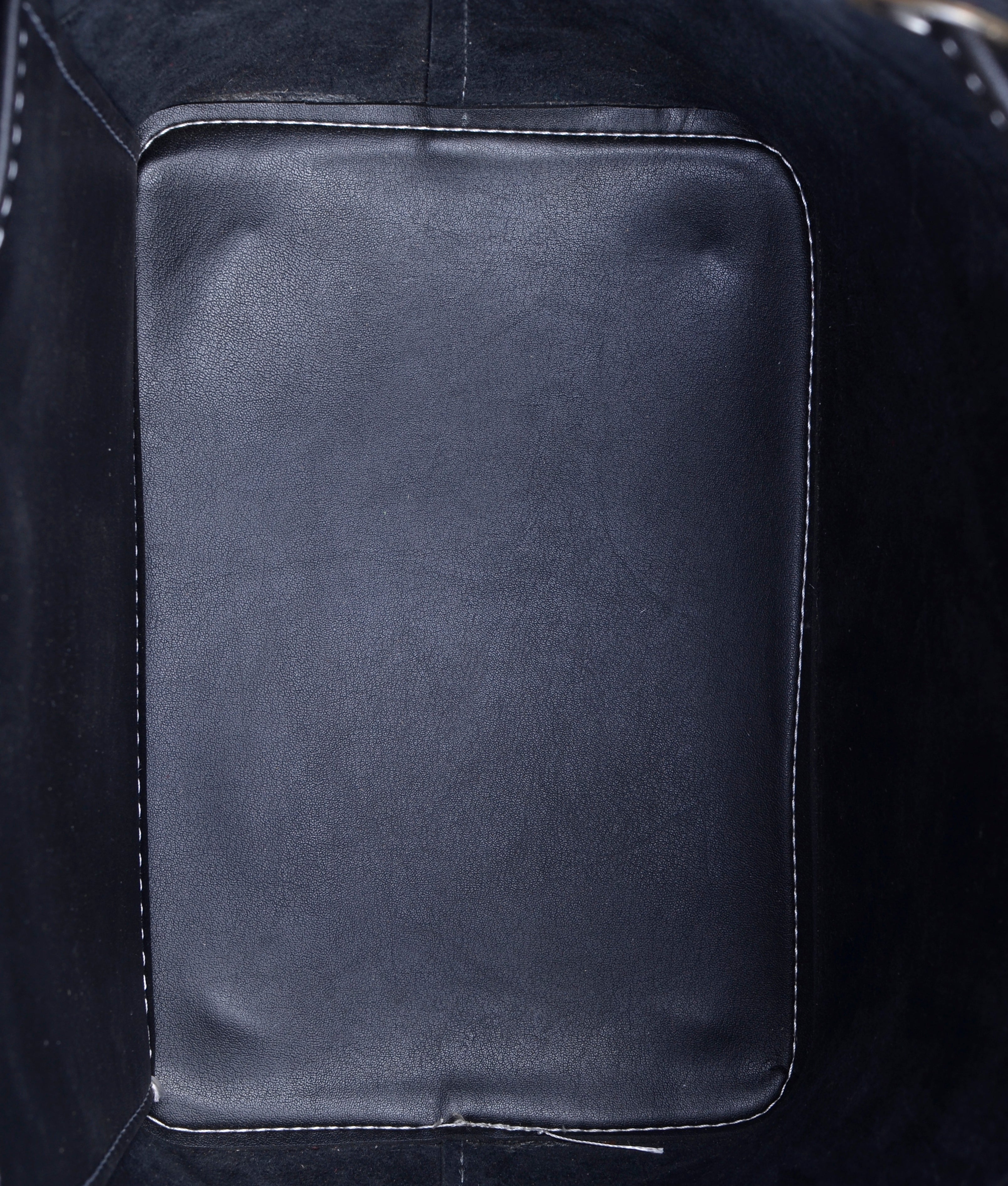 RTW Creation - Black bucket bag with zipper pocket