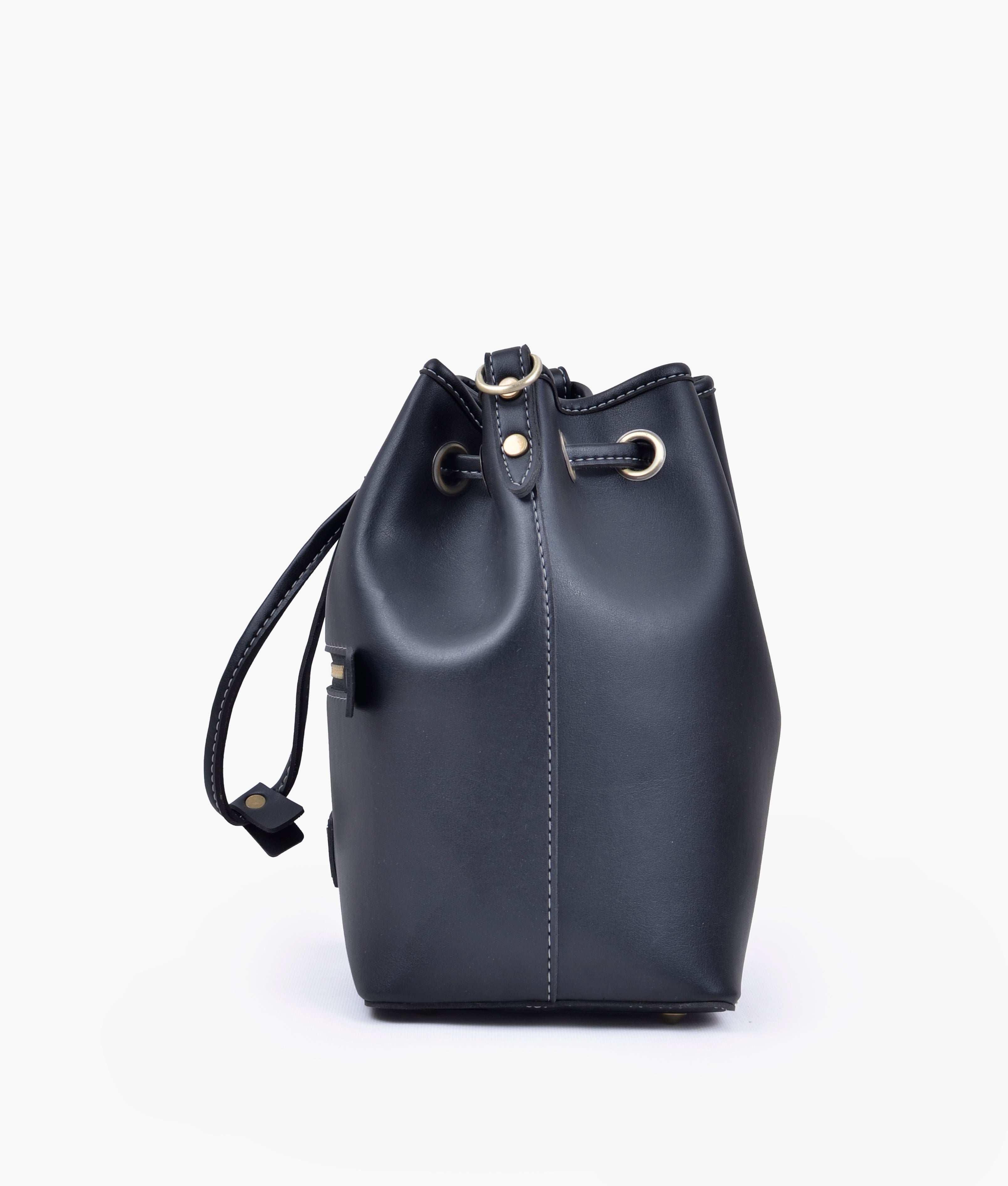RTW Creation - Black bucket bag with zipper pocket