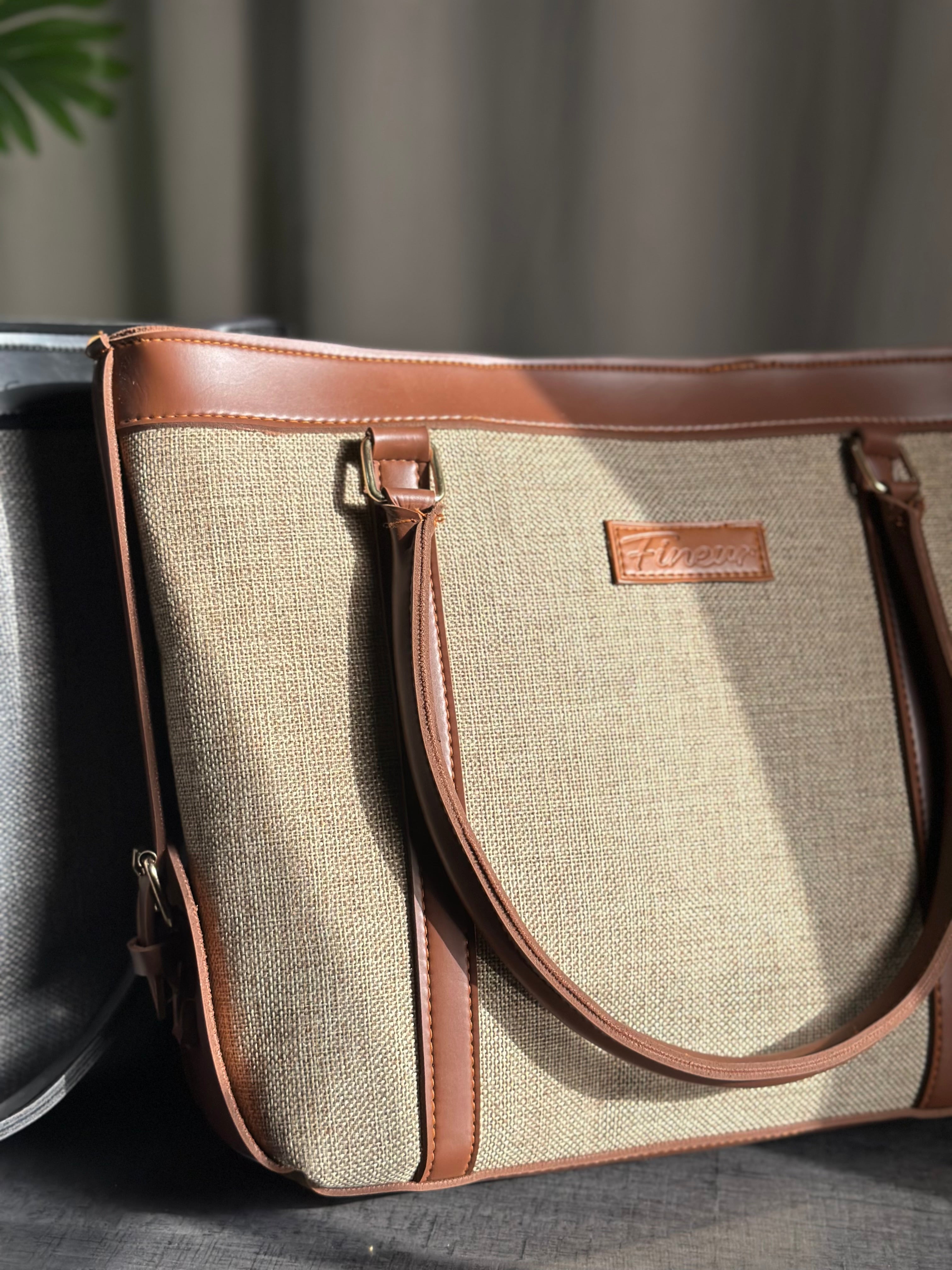 Fineur Brown jute tote bag with sturdy shoulder straps