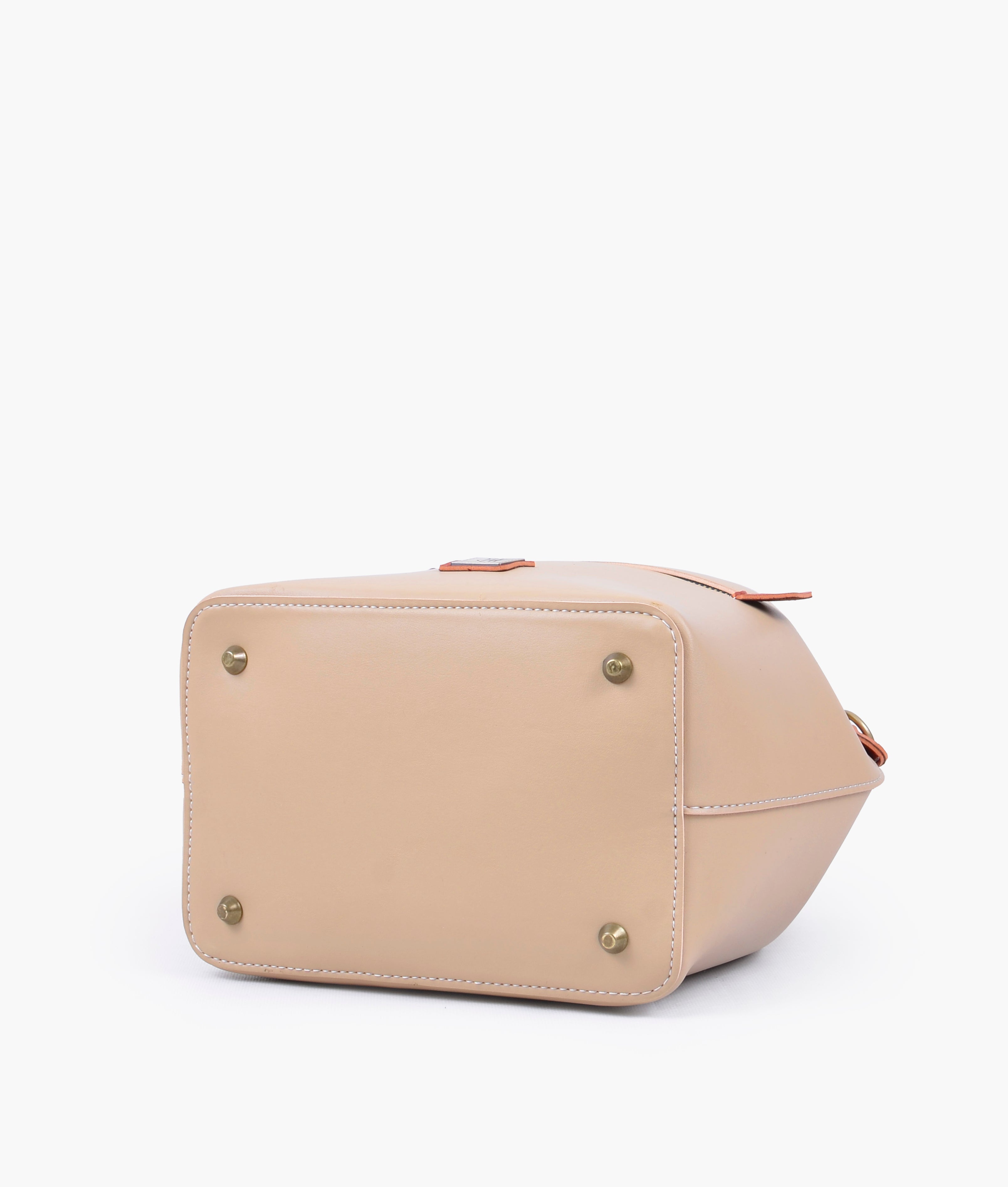 RTW Creation - Off-white bucket bag with zipper pocket