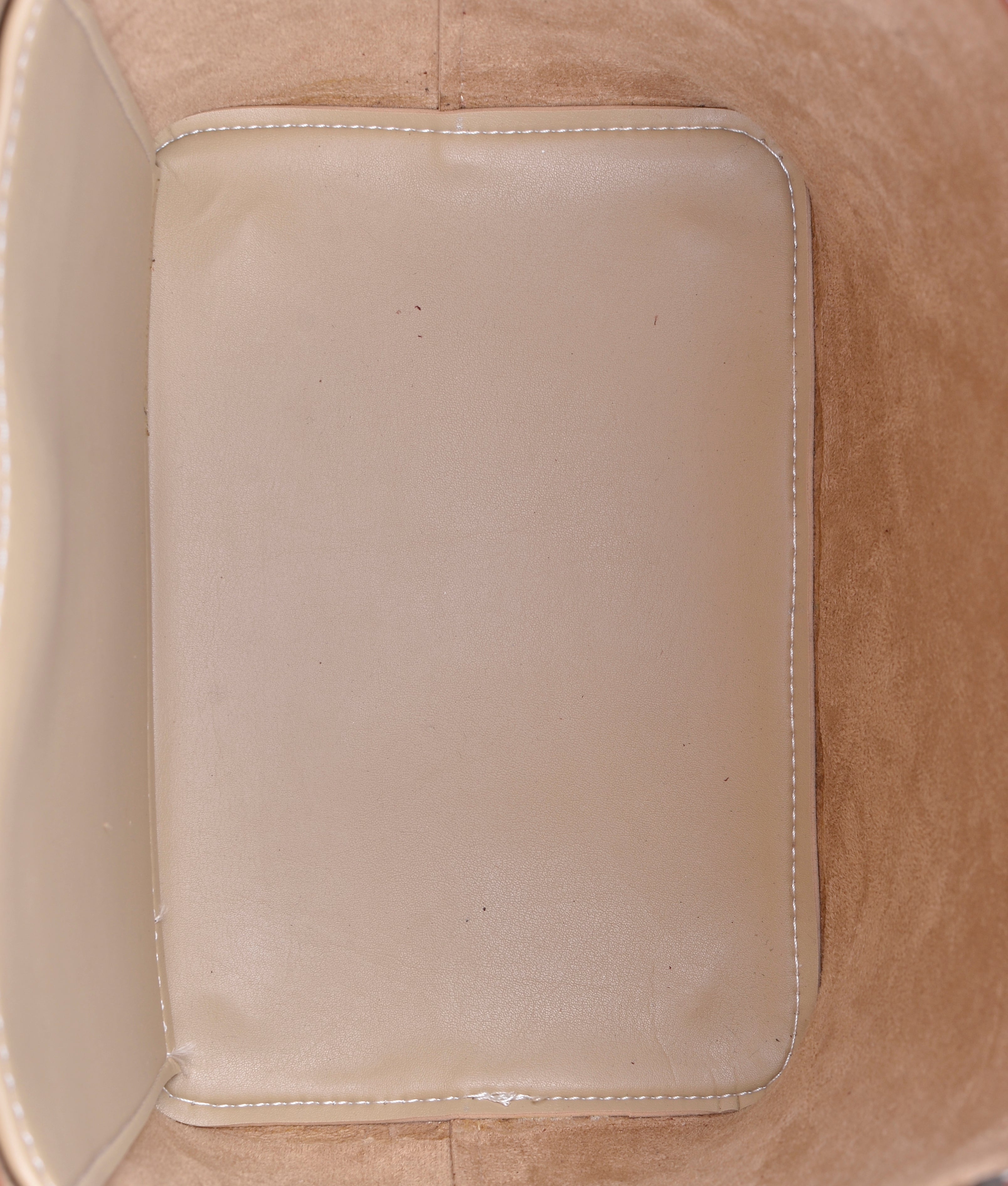 RTW Creation - Off-white bucket bag with zipper pocket